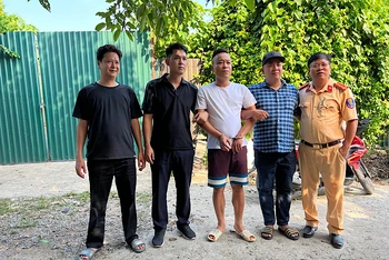 Bắt giữ đối tượng Đỗ Duy Hằng (áo trắng) sau 7 năm trốn truy nã.