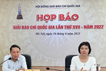 Phó Chủ tịch Thường trực Hội Nhà báo Việt Nam Nguyễn Đức Lợi chủ trì buổi họp báo.