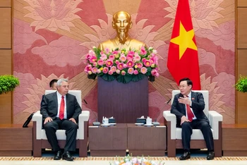 Chủ tịch Quốc hội Vương Đình Huệ và Tổng Thư ký Trung tâm Những người lao động Cuba Ulises Guilarte De Nacimiento tại buổi tiếp.