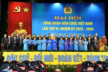 Chủ tịch Tổng liên đoàn Lao động Việt Nam Nguyễn Đình Khang tặng hoa chúc mừng Ban Chấp hành Công đoàn viên chức Việt Nam khóa 2023-2028