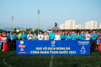 Các đại biểu chụp ảnh lưu niệm cùng các đội tranh giải.