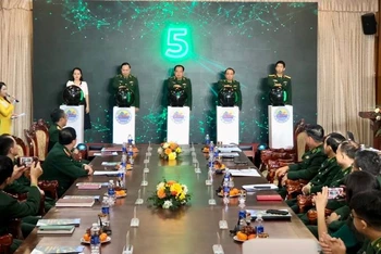Các đại biểu tiến hành nghi thức phát động cuộc thi Tìm hiểu Luật Biên phòng Việt Nam.