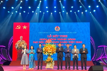 Lãnh đạo Liên đoàn Lao động thành phố Hà Nội chúc mừng thành công Đại hội XIII Công đoàn Việt Nam.