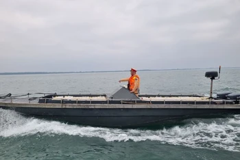 Lực lượng chức năng phối hợp bắt giữ phương tiện chở 250 can xăng không hóa đơn, chứng từ.