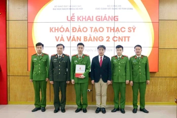 Lãnh đạo Đại học Bách khoa Hà Nội và Bộ Công trao quyết định cho các học viên.