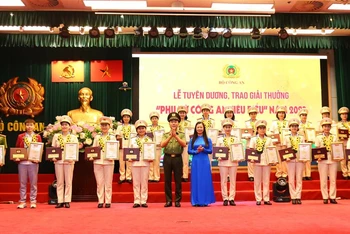 Thứ trưởng Trần Quốc Tỏ và Phó Chủ tịch Trung ương Hội Liên hiệp Phụ nữ Việt Nam Nguyễn Thị Thu Hiền trao biểu trưng và chứng nhận tặng 20 phụ nữ Công an tiêu biểu.