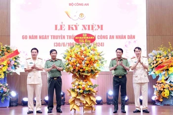 Đảng ủy Công an Trung ương, Bộ Công an tặng hoa chúc mừng Tạp chí Công an nhân dân nhân 60 năm ngày thành lập.
