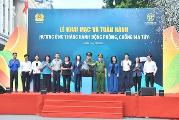 Các đại biểu ấn nút Lễ khai mạc và tuần hành hưởng ứng Tháng hành động phòng chống ma túy.