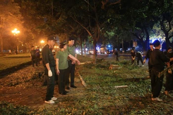 Thiếu tướng Ngô Hoài Thu, Phó Cục trưởng Cục Công tác Đảng và Công tác chính trị cùng các lãnh đạo, chỉ huy triển khai phương án dọn dẹp hè phố tối 14/9.