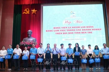 Ban Thường vụ Liên đoàn Lao động tỉnh Bến Tre trao quà tặng đảng viên là người lao động trong các doanh nghiệp ngoài nhà nước.(Ảnh minh họa, nguồn: TTXVN)