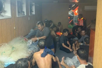 20 ngư dân được cứu nạn kịp thời và đưa lên tàu biên phòng về đất liền.