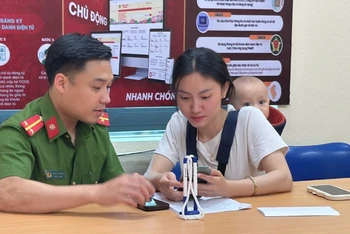 Công an xã Vạn Hòa, thành phố Lào Cai hướng dẫn thủ tục hành chính cho người dân.