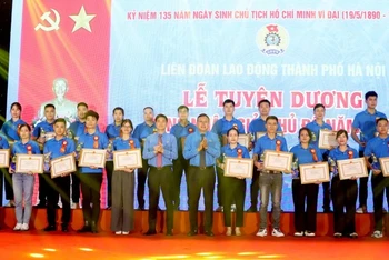 Lãnh đạo Tổng Liên đoàn Lao động Việt Nam và Liên đoàn Lao động thành phố Hà Nội trao khen thưởng các công nhân đạt danh hiệu "Công nhân giỏi Thủ đô".