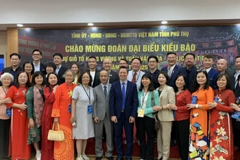 Đoàn kiều bào chụp ảnh lưu niệm với lãnh đạo Ủy ban nhân dân tỉnh Phú Thọ (Nguồn: Ủy ban người Việt Nam ở nước ngoài).
