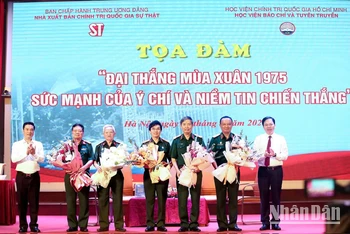 Lãnh đạo Nhà xuất bản Chính trị quốc gia Sự thật và lãnh đạo Học viện Báo chí và Tuyên truyền tặng hoa các đại biểu, nhân chứng lịch sử tham dự buổi tọa đàm.