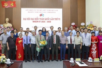 Ban Chấp hành Hội Hữu nghị Việt Nam-Uzbekistan nhiệm kỳ 2025-2030 ra mắt Đại hội (Ảnh: Đình Hòa/VUFO)