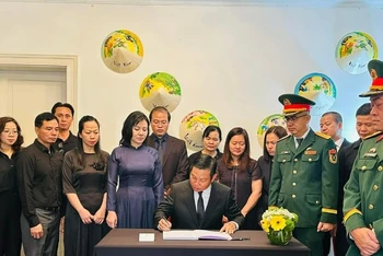 Đại sứ Vũ Trung Mỹ ghi sổ tang tưởng niệm nguyên Chủ tịch nước Trần Đức Lương (Ảnh: Đại sứ quán Việt Nam tại Venezuela)