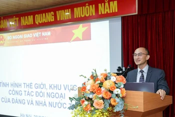 Báo cáo viên của Bộ Ngoại giao trình bày tham luận tại Hội nghị (Ảnh: KHÁNH LAN)