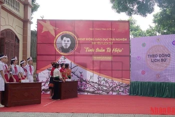 Các em học sinh tham gia thi tìm hiểu về thân thế, quá trình hoạt động cách mạng của đồng chí Tô Hiệu.