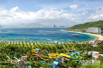 Từ Khu du lịch Vinpearl Nha Trang nhìn về thành phố Nha Trang.