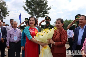 Chủ tịch Hội hữu nghị Việt Nam-Campuchia Nguyễn Thị Thanh tặng hoa chúc mừng bà Men Sam An, Phó Thủ tướng, Chủ tịch Hội Hữu nghị Camphuchia-Việt Nam.