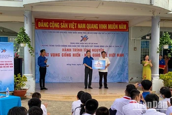 Trao tặng công trình Cây cầu hạnh phúc trị giá 300 triệu đồng.
