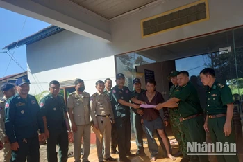 Lực lượng chức năng biên giới Campuchia bàn giao đối tượng Lê Hoàng Thanh cho lực lượng Biên phòng Việt Nam tại Đồn Biên phòng Cửa khẩu Lộc Thịnh, tỉnh Bình Phước.