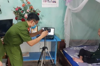 Công an Điện Biên đến từng gia đình thu nhận thông tin cấp căn cước công dân cho người già yếu.
