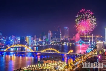 Sông Hàn rực rỡ trong pháo hoa trong kỳ DIFF 2019. (Ảnh: Kim Liên)