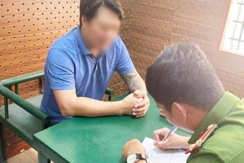 Công an lấy lời khai đối tượng Nguyễn Đức Quý.