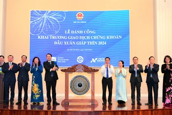 Lễ đánh cồng khai trương giao dịch chứng khoán đầu Xuân Giáp Thìn 2024. (ẢNH: HoSE)