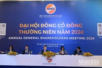 Đại diện Đoàn Chủ tịch SHS chủ trì Đại hội đồng Cổ đông thường niên năm 2024. (Ảnh: BẢO KHANH)