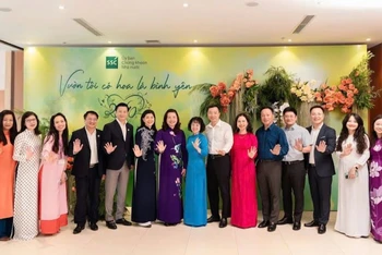 Đồng chí Vũ Thị Chân Phương, Chủ tịch Ủy ban Chứng khoán Nhà nước (ở giữa bên trái) và đồng chí Lê Thị Hạnh, Phó Chủ tịch Công đoàn Bộ Tài chính (ở giữa bên phải) chụp ảnh lưu niệm chúc mừng kỷ niệm 20/10.