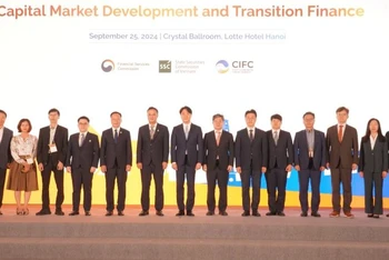 Các đại biểu tham dự chụp ảnh lưu niệm tại Diễn đàn. 