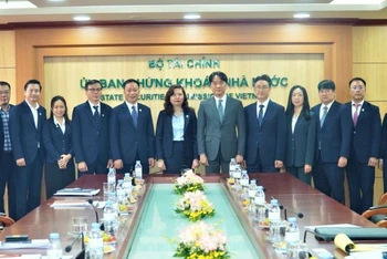 Các đại diện của UBCKNN và FSC chụp ảnh lưu niệm