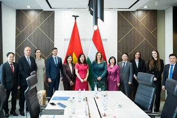 Thứ trưởng Ngoại giao Lê Thị Thu Hằng và Phó Quốc Vụ khanh Bộ Ngoại giao và Kinh tế Đối ngoại Hungary Bihari Katalin đồng chủ trì Tham vấn chính trị Việt Nam-Hungary. (Ảnh: Bộ Ngoại giao)