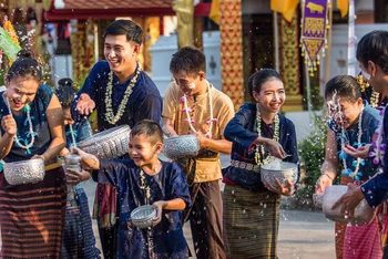 Trong văn hóa Thái Lan, nước tượng trưng cho sự thanh tẩy, tôn kính và may mắn. (Ảnh: UNESCO)