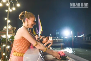 Nữ du khách nước ngoài mặc trang phục truyền thống Thái Lan, trải nghiệm lễ hội Loy Krathong.