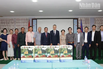 Đại sứ Việt Nam tại Campuchia Nguyễn Minh Vũ đến chúc Tết Hội Khmer-Việt Nam tại Campuchia.