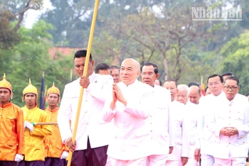Quốc vương Norodom Sihamoni chủ trì lễ cầu an nhân dịp Năm mới cổ truyền của Campuchia.