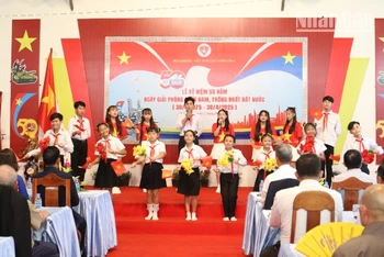 Các em học sinh Trường Tiểu học Hữu nghị Khmer-Việt Nam Tân Tiến biểu diễn văn nghệ tại Lễ kỷ niệm 50 năm Ngày Giải phóng miền nam, thống nhất đất nước (30/4/1975-30/4/2025) được tổ chức tại Phnom Penh, Campuchia.
