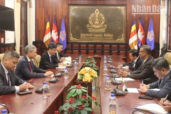 Đại sứ Việt Nam tại Campuchia Nguyễn Minh Vũ (thứ hai từ trái sang) làm việc với Phó Thủ tướng, Bộ trưởng Giáo dục, Thanh niên và Thể thao Campuchia Hang Chuon Naron (thứ ba từ phải sang).