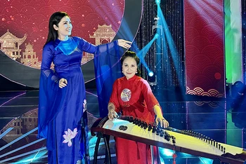 NSND Diệu Hương (áo xanh) trong một tiết mục biểu diễn