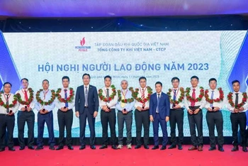 Lãnh đạo PV GAS tôn vinh, khen thưởng người lao động.