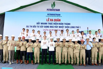 Lãnh đạo các địa phương và Petrovietnam chụp ảnh với người lao động tại lễ ra quân tại dự án Nhà máy Nhiệt điện Long Phú 1 