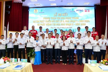 Các đại biểu chụp ảnh lưu niệm.