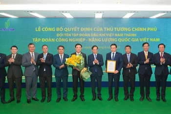 Phó Thủ tướng Bùi Thanh Sơn trao quyết định của Thủ tướng Chính phủ về việc chuyển đổi tên Tập đoàn Dầu khí Việt Nam thành Tập đoàn Công nghiệp-Năng lượng quốc gia Việt Nam cho lãnh đạo Petrovietnam.