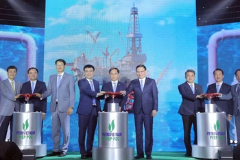 Lãnh đạo Chính phủ, Petrovietnam, PVEP, PVEP-POC thực hiện nghi thức đón dòng dầu thương mại đầu tiên từ Dự án phát triển mỏ Đại Hùng giai đoạn 3.