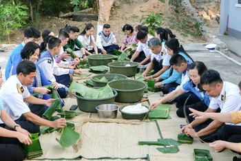 Đoàn đại biểu cùng cán bộ, chiến sĩ và nhân dân trên đảo Nam Du gói bánh chưng đón Tết sớm. 