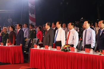 Chủ tịch Quốc hội và các đồng chí lãnh đạo, nguyên lãnh đạo Đảng, Nhà nước dự buổi lễ.